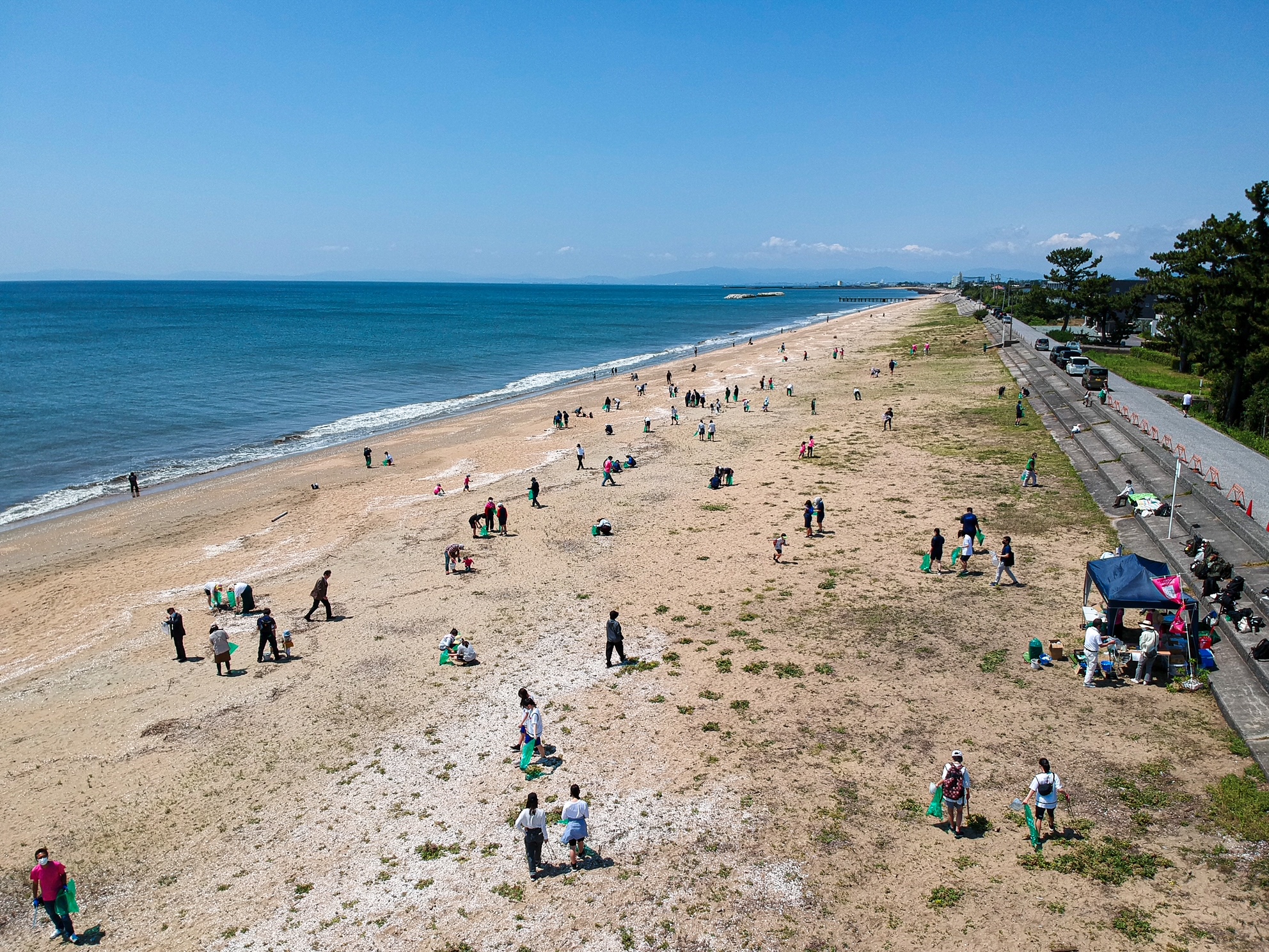 I was impressed by the large number of high school students and young people who participated in the beach cleanup, and I felt that they are all very passionate about environmental issues. I was also surprised that the amount of trash was much smaller than expected. I had an image that the beach was littered with debris, but it seems that various NPOs and others regularly conduct cleanup activities at Chiyozaki Beach, so the beach was very clean.