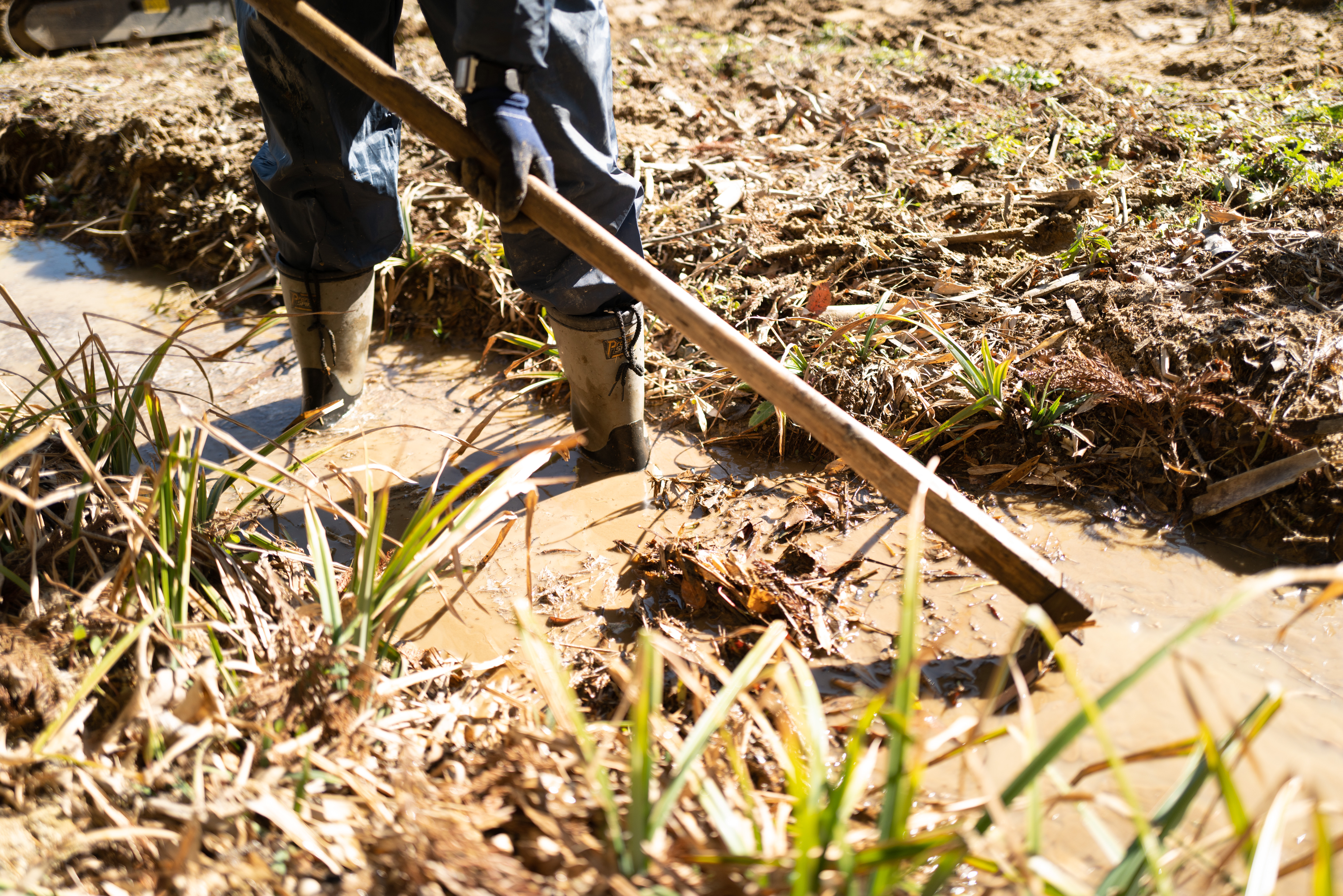 After construction, the vegetation that would serve as soil retention was not established, and the dug-out soil was made into vegetated sandbags and piled on the banked area.