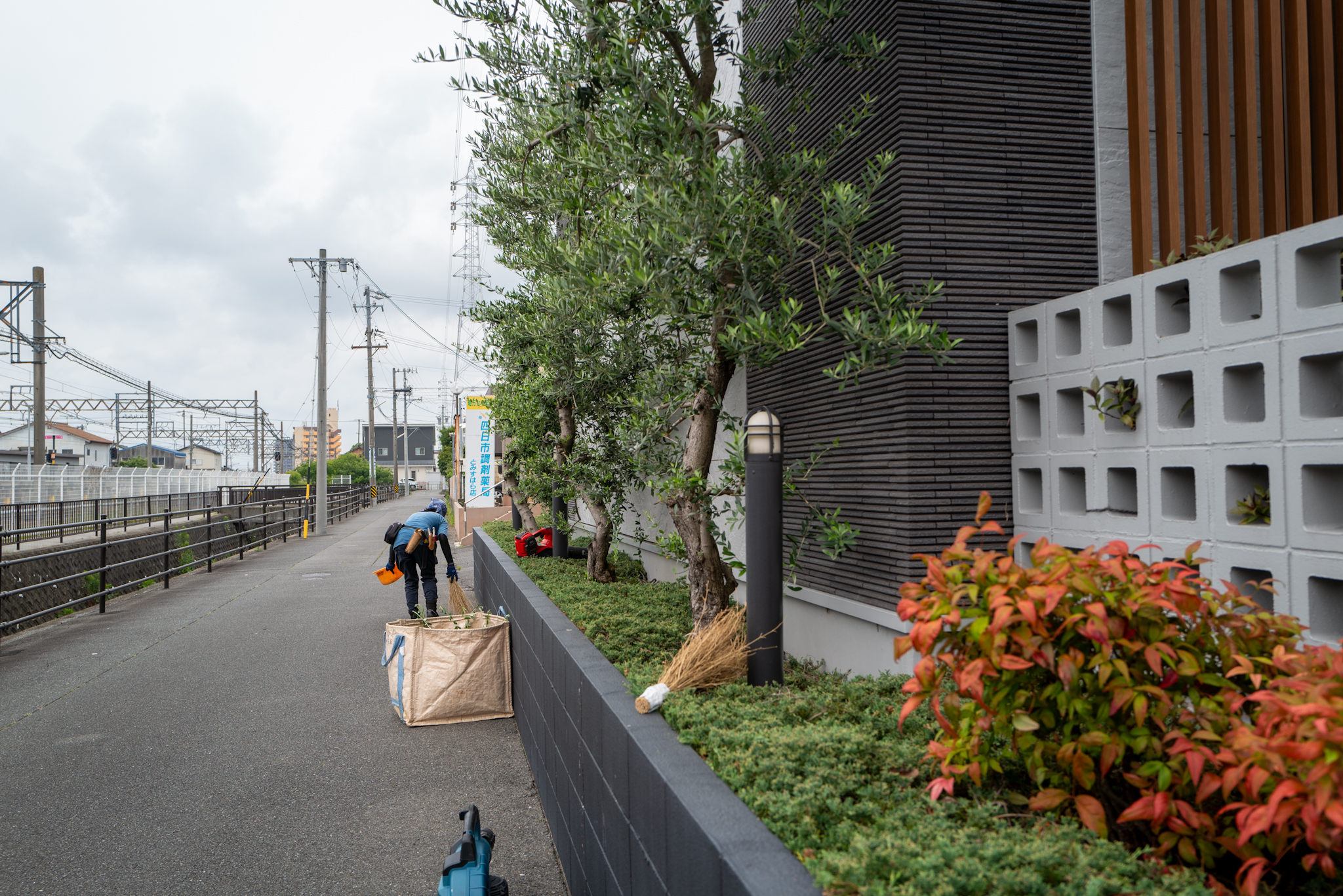 道路側植栽帯の除草作業中