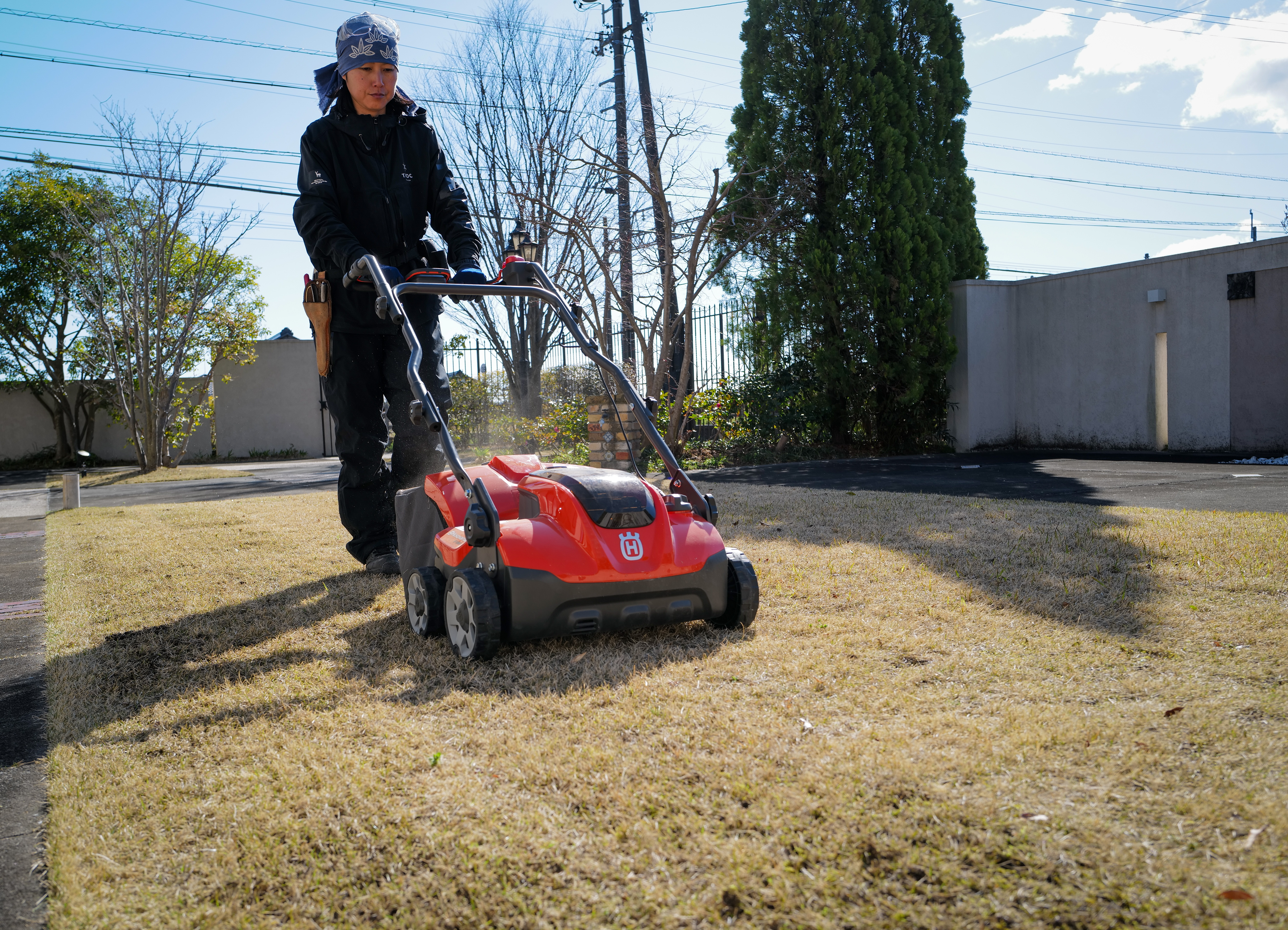 Garden Maintenance in Kuwana — Weeding a Traditional Garden, Turf Care, and Tree Repair
