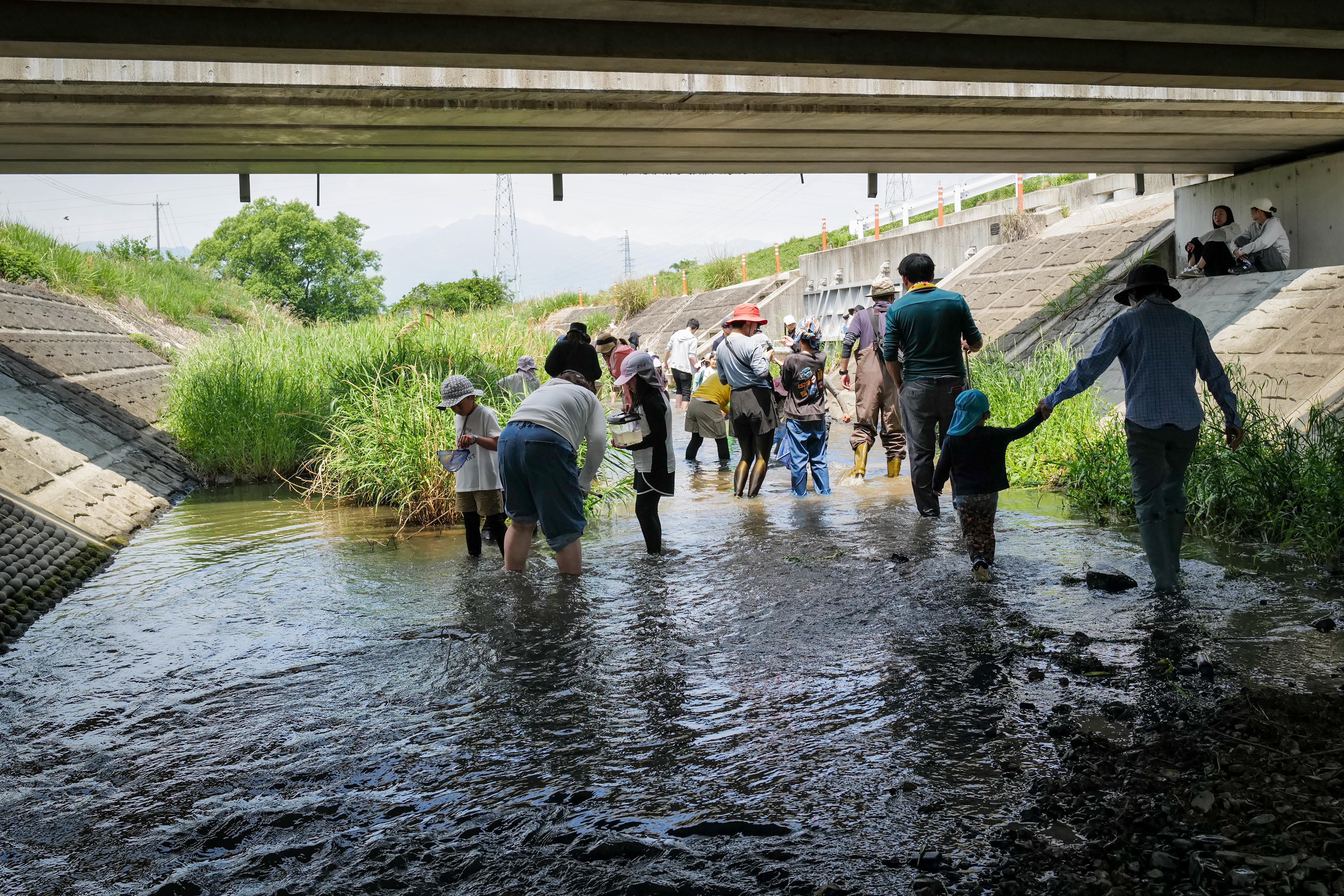 四日市市竹谷川の橋の下を全員で進む様子