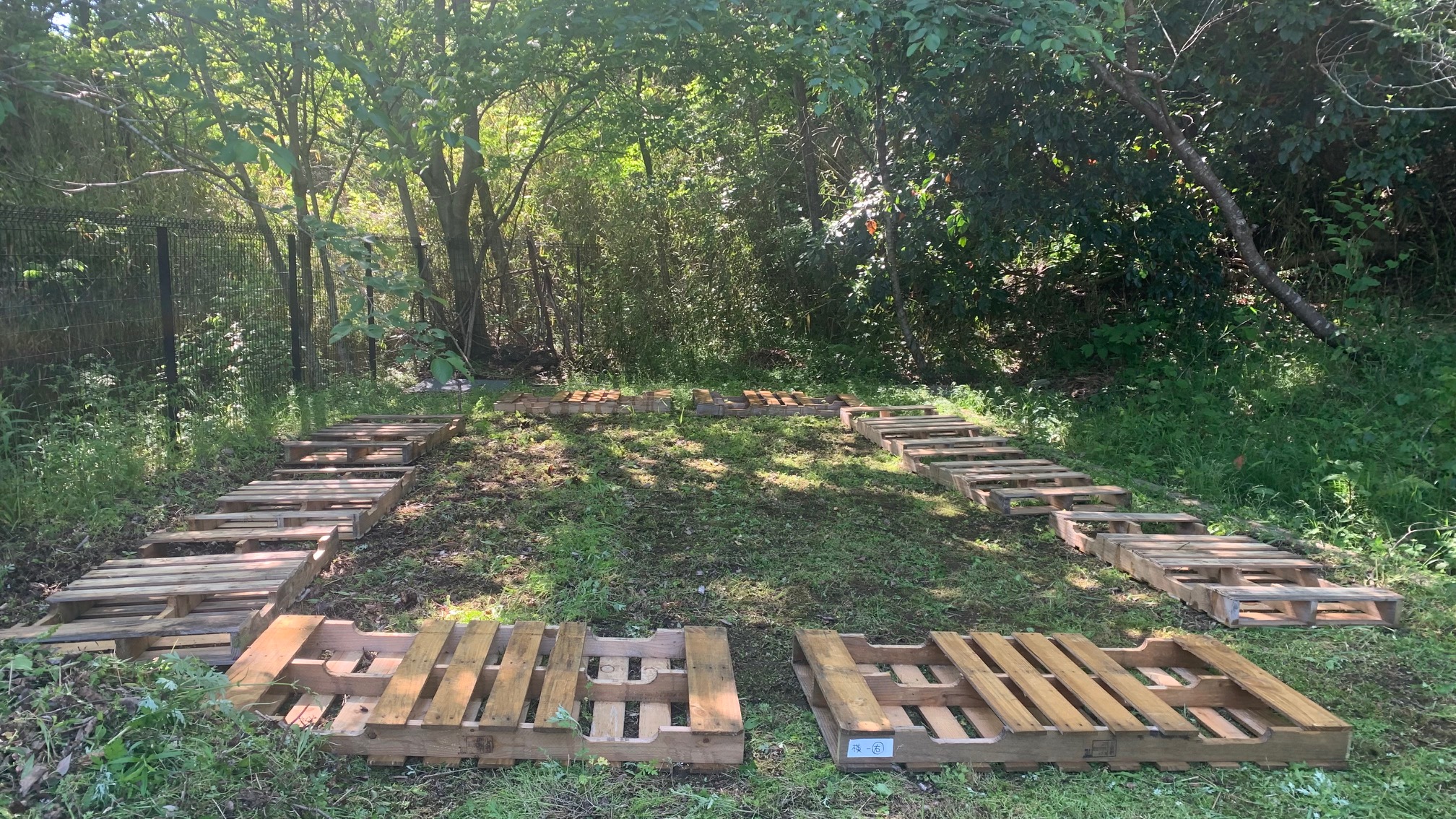 (1) Connect each pallet with a connecting board