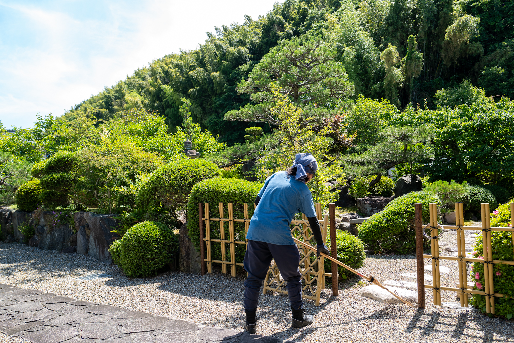 砂利庭の除草作業（竹垣・刈込み植木）
