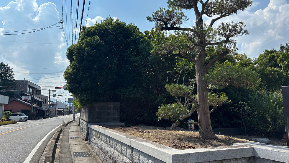 四日市市の伐採作業後に駐車場や石垣を清掃・枝打ちする様子