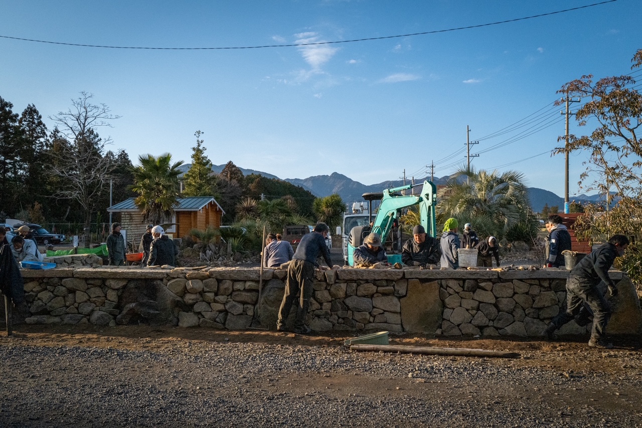 Stone stacking workshop at Green & Smile Sanpodo walking trail — Sentei-ya Sora