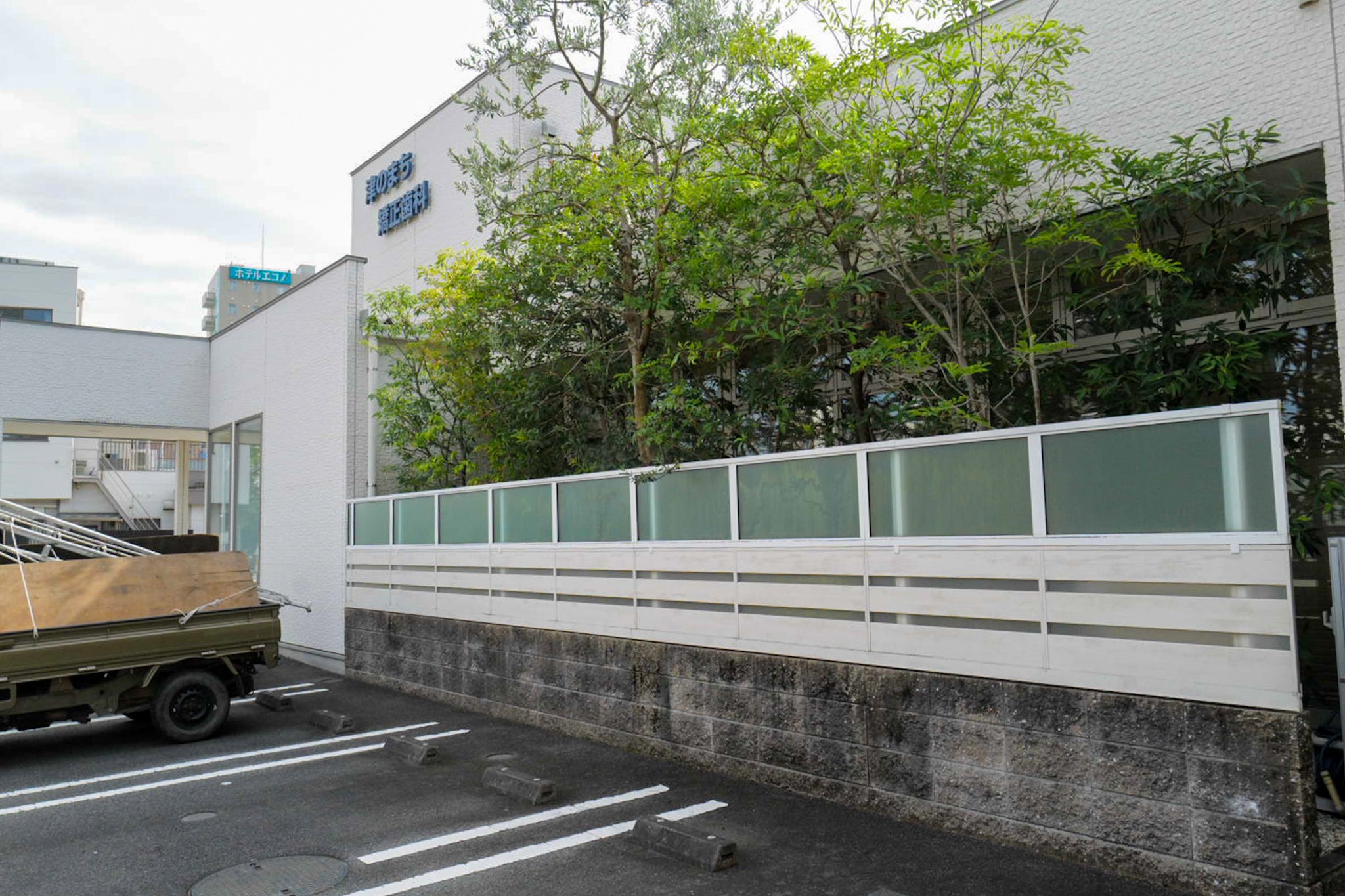 津市 矯正歯科 駐車場側の整った壁面 剪定屋空