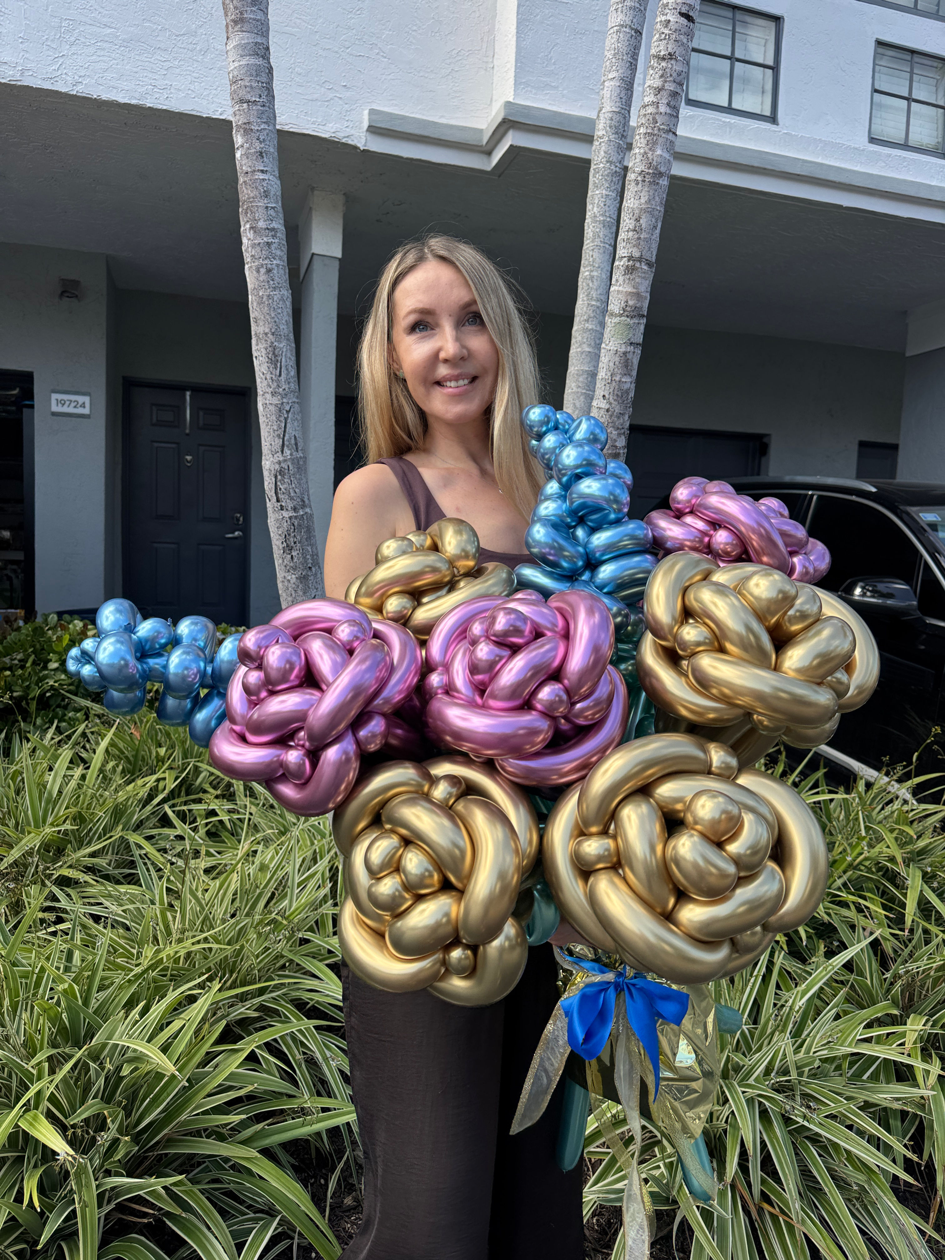 Balloon Bouquet of Roses in Gold and Shiny Pink