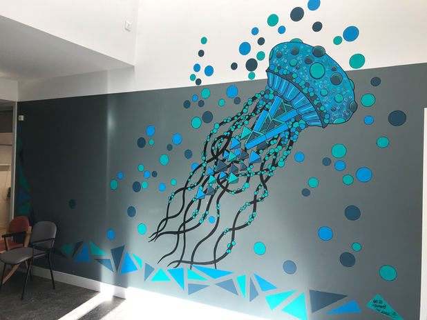 Fresque murale d'une méduse bleue