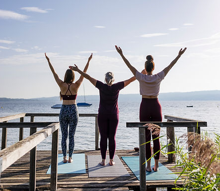 Yoga outdoor am See – Gruppenstunde für Balance, Kraft und Entspannung