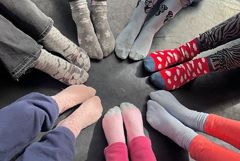 Kinderfüße in einem Kreis