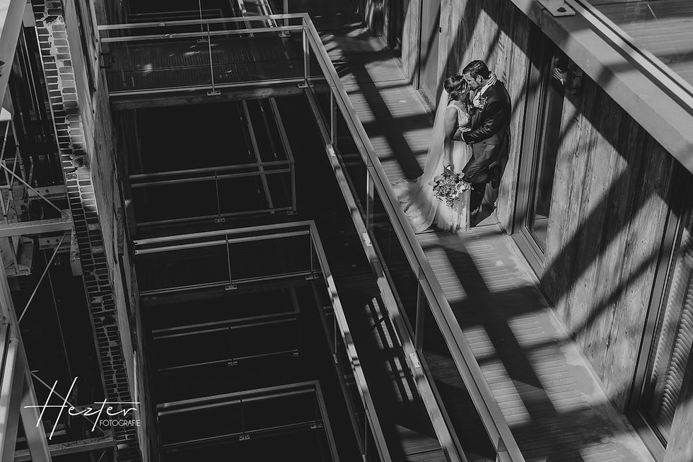 Bruidspaar kust elkaar in Kaaspakhuis Gouda