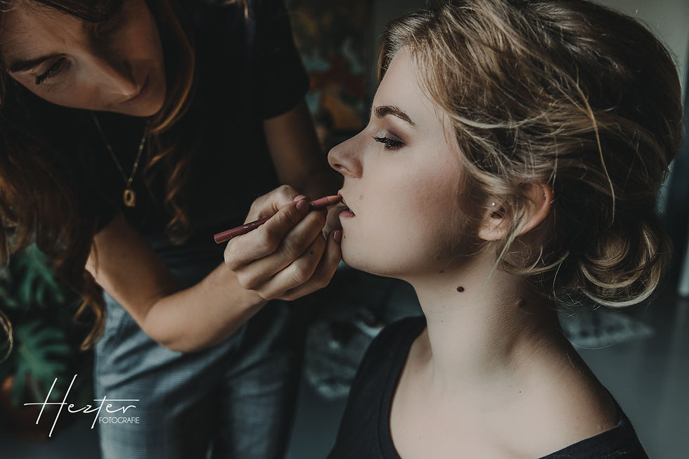 Fotograaf legt voorbereidingen van het bruidspaar vast in Kaaspakhuis Gouda