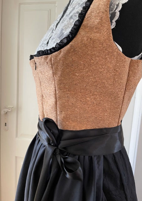 Miniaturbild: Dirndl :: Kork trifft Seide
