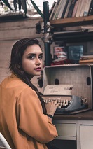 femme en train d'écrire