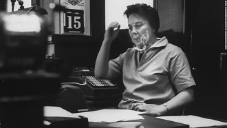 Harper Lee en train d'écrire
