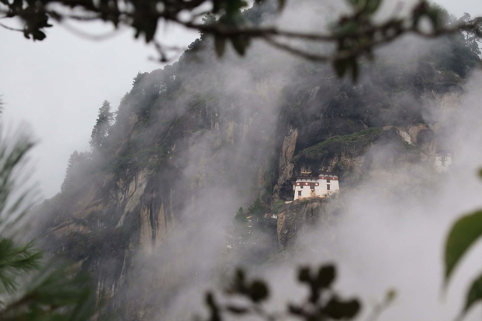 maison dans les montagnes brumeuses