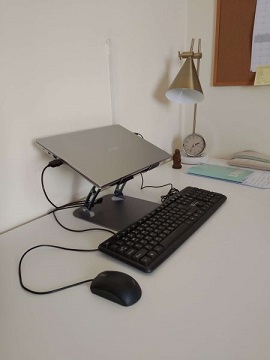 ordinateur portable sur un laptop stand