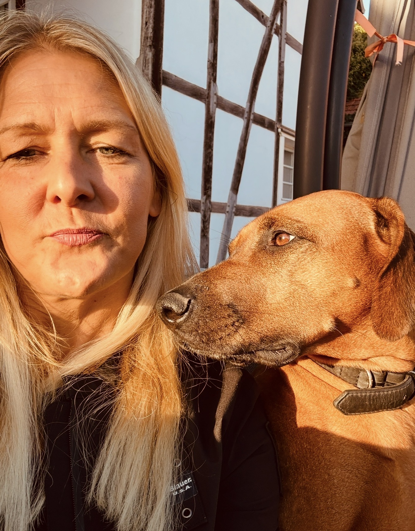 Anja Harbert mit ihrem Rhodesian Ridgeback vor dem Fachwerkhaus