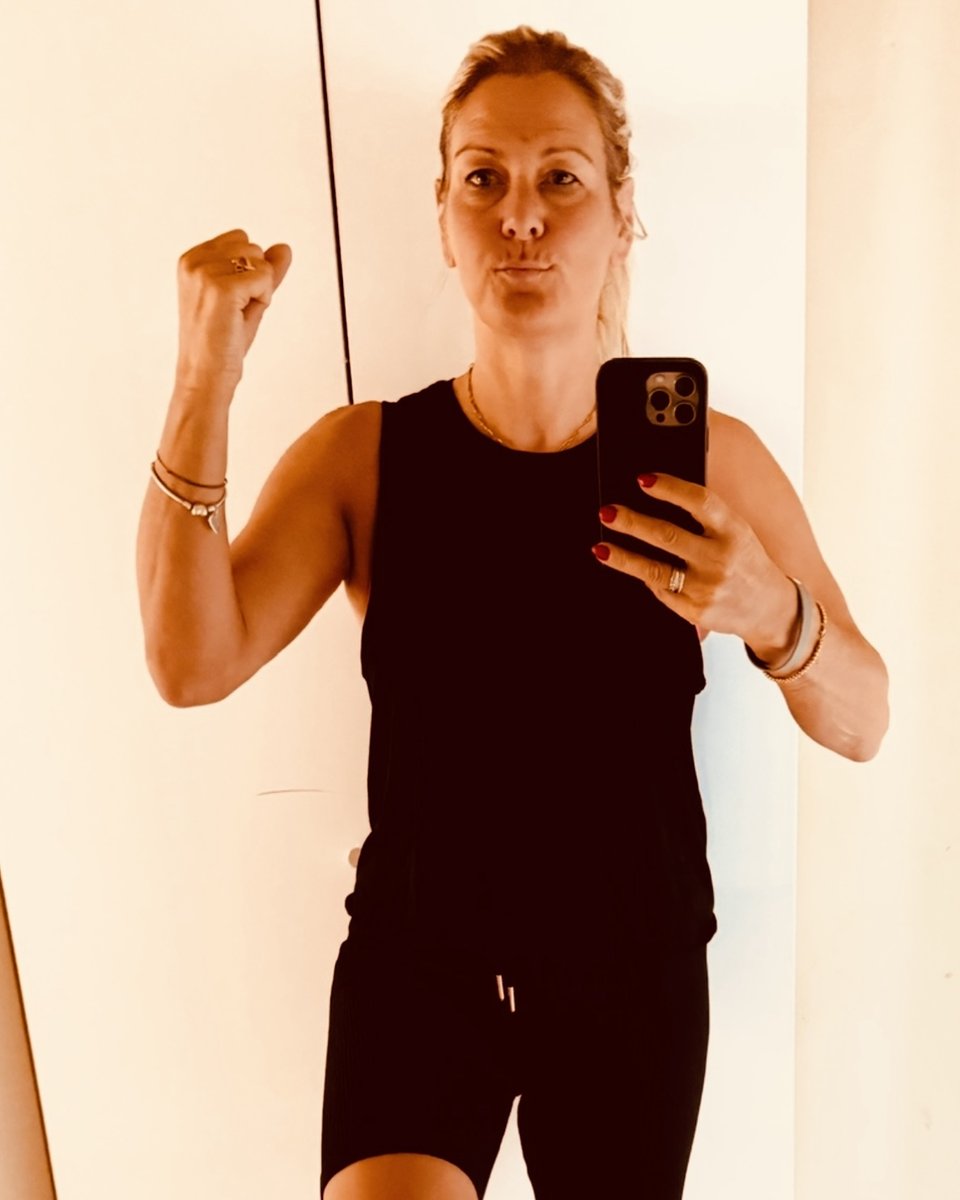 Anja Harbert zeigt lachend ihren Bizeps