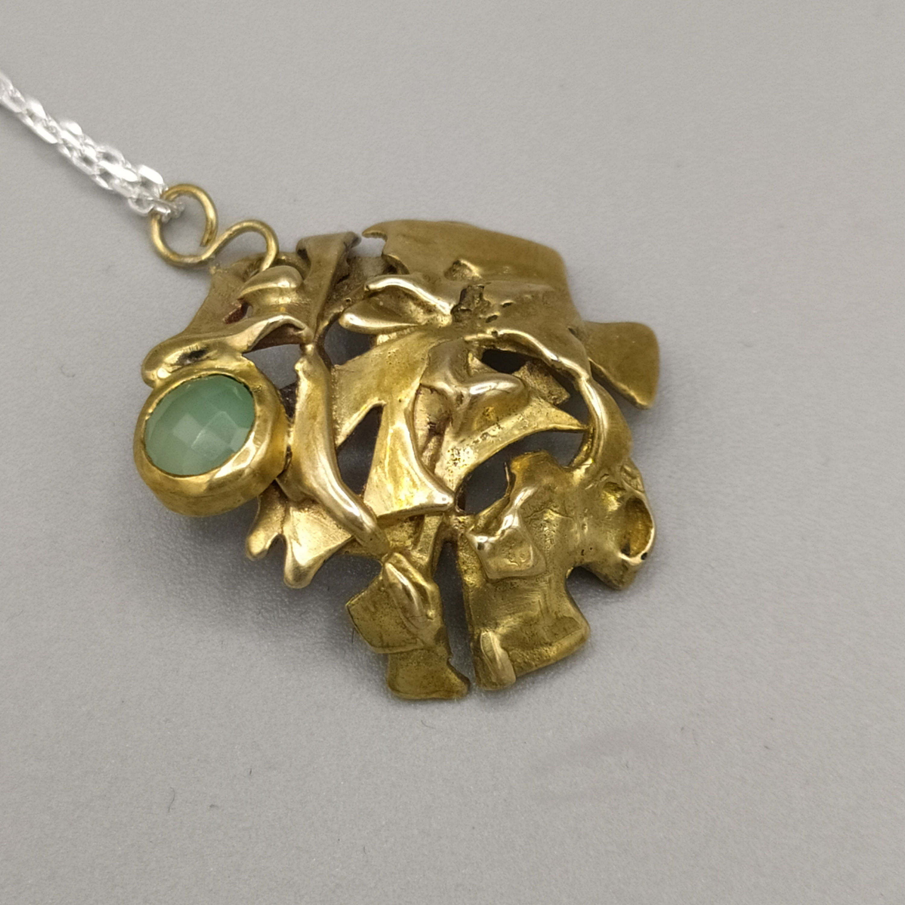 Colgante rosetón de latón, crisoprasa, plata