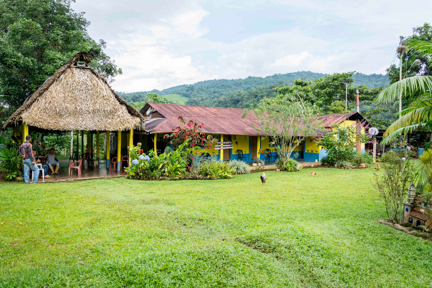 Mucuposada Los Samanes en Santa María de Canagua, posada rodeada de selva húmeda submontana, con clima cálido y comida criolla barinesa. Cerca del río Curbatí. Destino: Cruce de los Andes, ruta de turismo comunitario de Venezuela, viajes organizados por Ekkaia Travel.