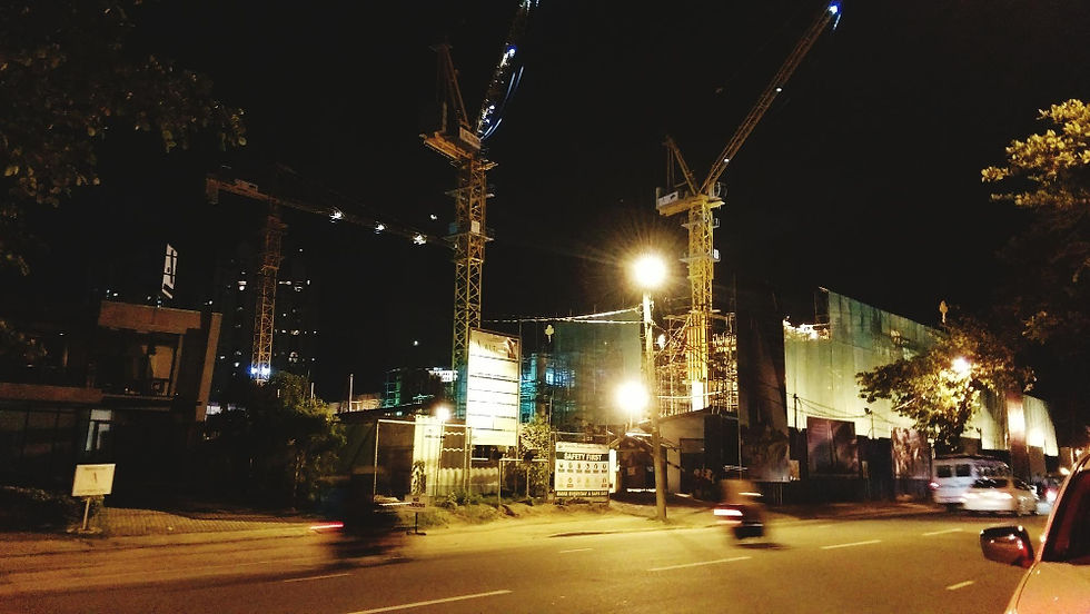 Construccion trabajando de noche gracias a las torres de iluminacion provistas por GERDOM
