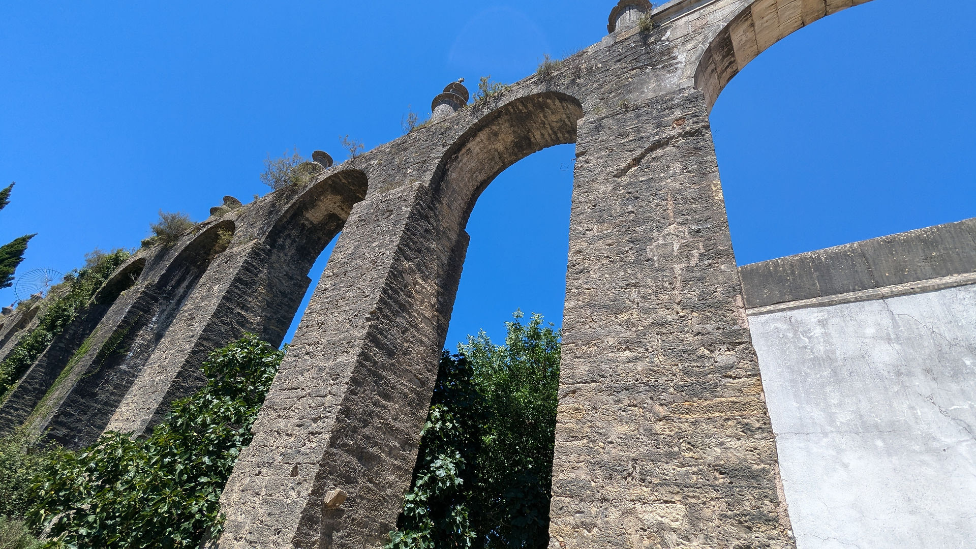 Aquaduct to the castle