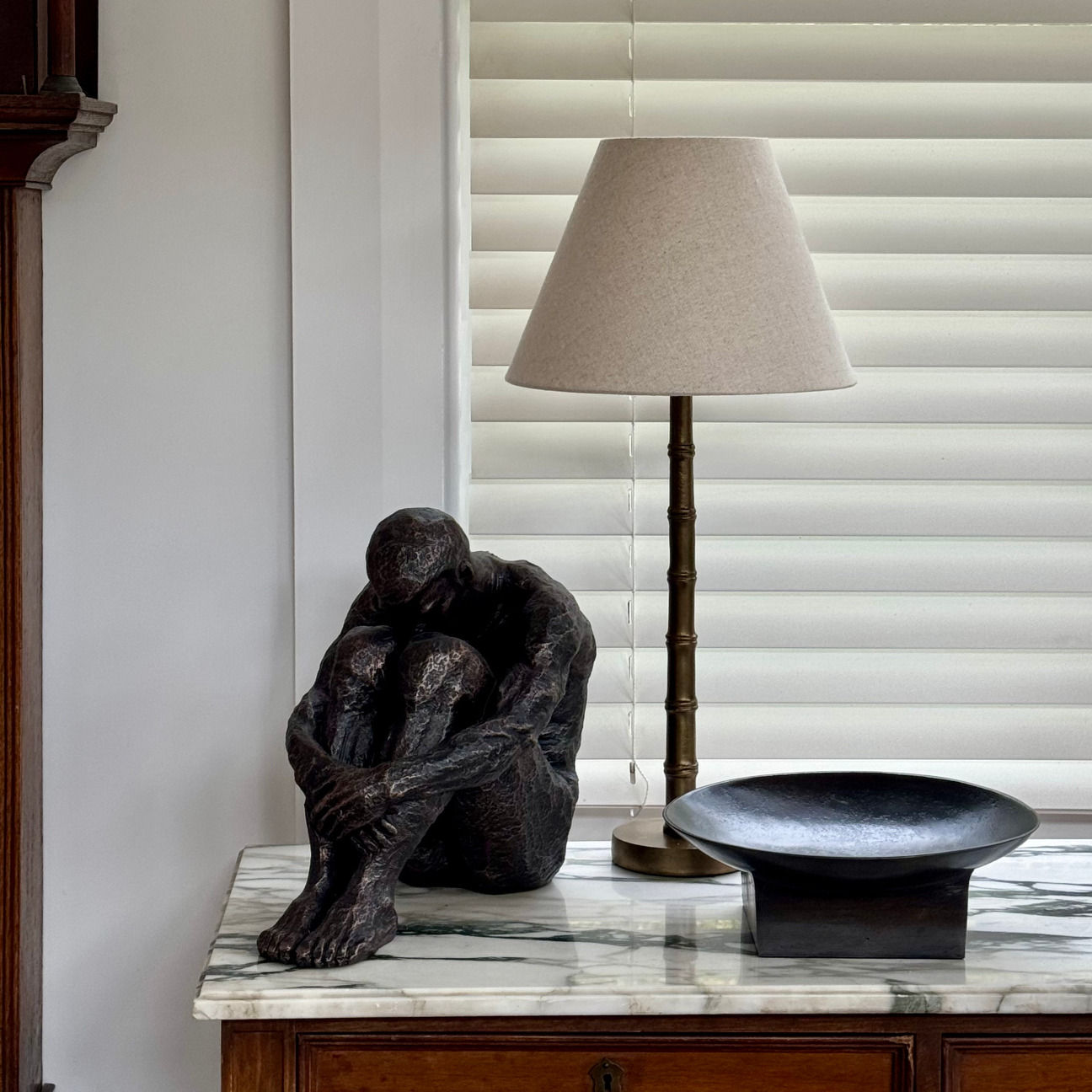 RIDGED CANDLESTICK TABLE LAMP WITH LINEN LOOK LAMPSHADE