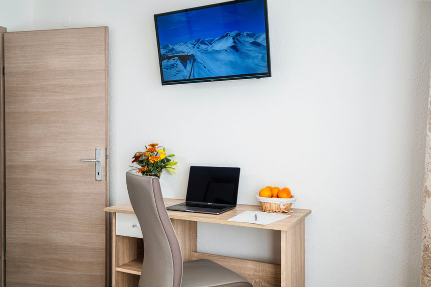 Geschäftsreise Tisch Arbeitsplatz Dienstreise Business Apartments Davydov Ferienwohnung Appartement Bad Hofgastein Gastein Salzburg