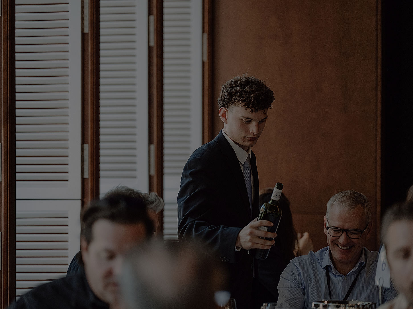 photographie d'un serveur dans un restaurant lors d'un événement de dégustation de vins à l'aveugle à Montréal