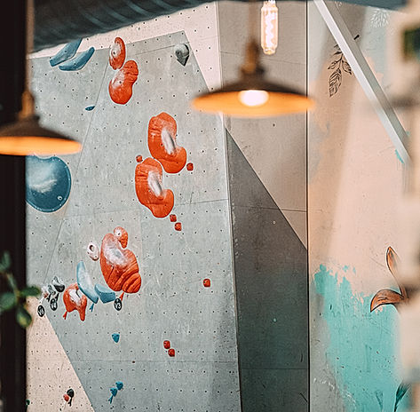 prise de vue artistique du mur d'escalade de bloc au Cafe Bloc à Montréal