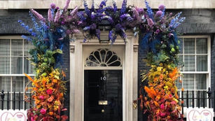 A Downing Street 10 szivárványos öltözéket kapott