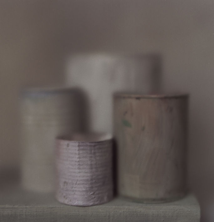 Variantes de compositions de cubes en bois peints.