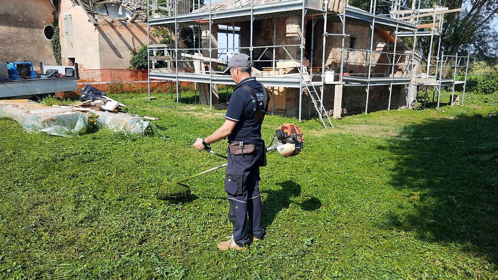 Operaio di Stveco Costruzioni a Bologna fa la Manutenzione del Verde