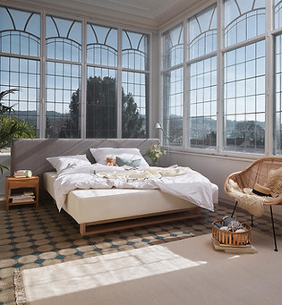 Schlafzimmer mit grossen Fenstern - Hüsler Nest