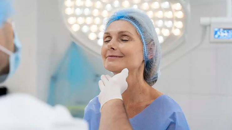 uma mulher sorrindo depois de realizar a soroterapia