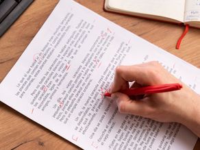 main qui corrige un texte au rouge