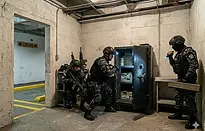 Policias Ecudor caja fuerte.webp