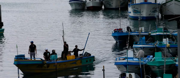 Drones que disparan y un misterioso mercante azul: el terror de los pescadores ecuatorianos