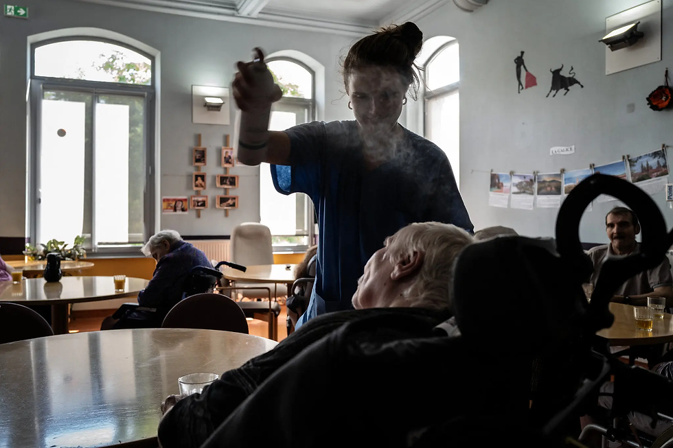 Una enfermera refrescaba a una persona mayor en un hospital geriátrico de Lyon, Francia, durante una ola de calor el mes pasado.Credit...Jeff Pachoud/Agence France-Presse — Getty Images