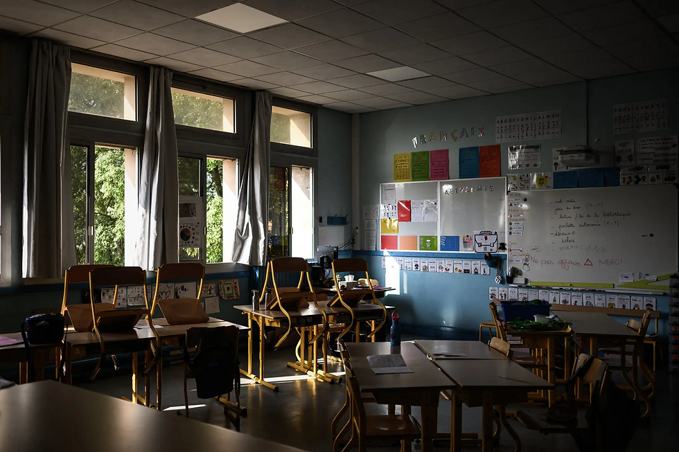 Un aula vacía en una escuela primaria durante una ola de calor en Burdeos, Francia, el mes pasado. Más de 1800 escuelas tuvieron que cerrar durante lo peor de la ola de calor.Credit...Philippe Lopez/Agence France-Presse — Getty Images