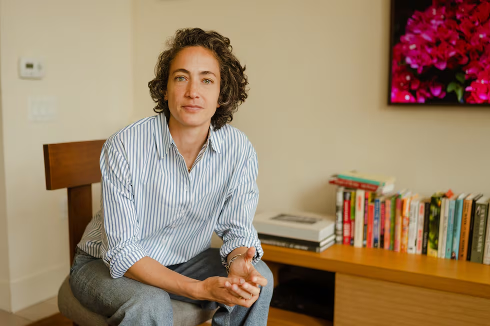 La periodista Paola Ramos en su departamento en Brooklyn.Corrie Aune