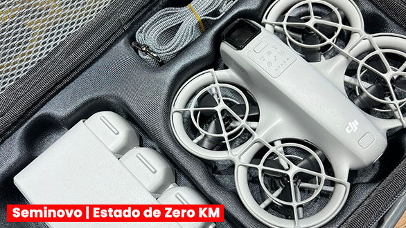  Um drone DJI NEO branco com protetores de hélice e baterias, organizado em um case de transporte. O texto na imagem diz "Seminovo | Estado de Zero KM".