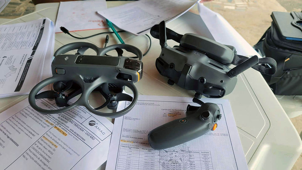 Drone DJI AVATA 2 com controle e óculos FPV sobre documentos durante aula prática em curso de drone em Salvador.