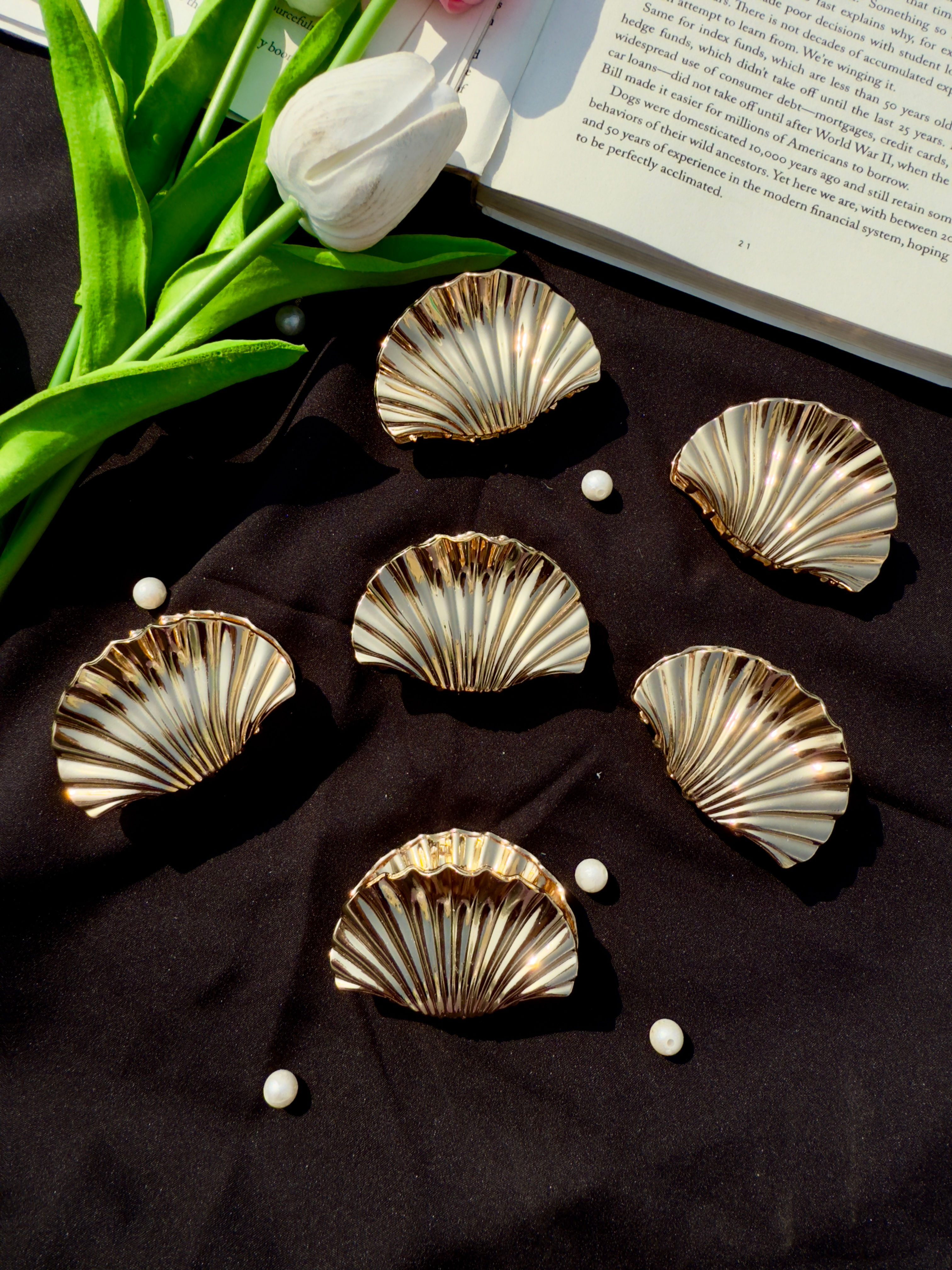 Sea Shell Metallic Golden Claw