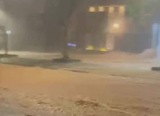 Motociclista é arrastado por enxurrada em Juiz de Fora; assista