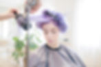 Styling mit Föhn und Bürste bei Friseursalon im Zentrum von Zürich – Fokus auf natürliche Looks