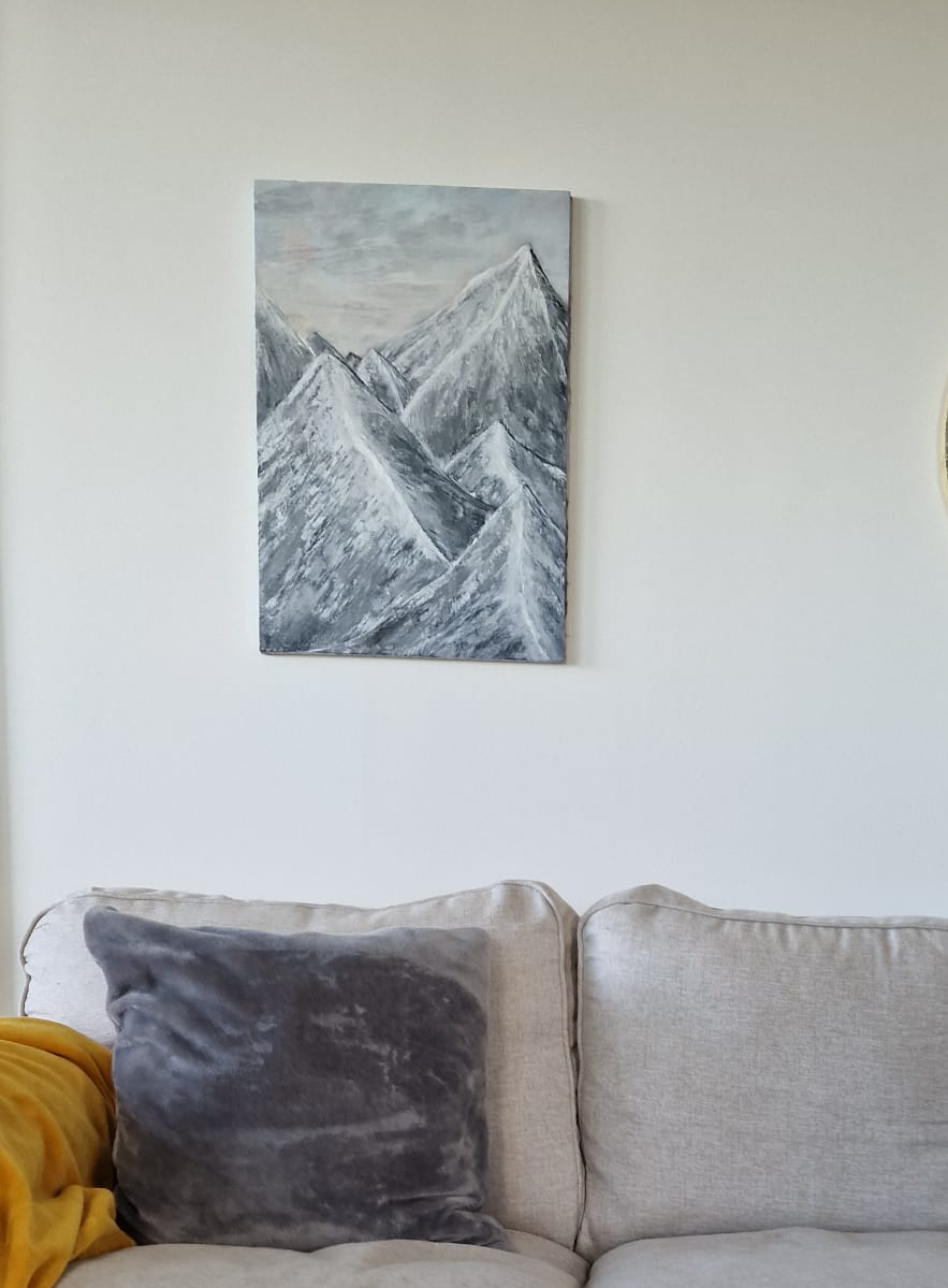 Miniatyrbild: Eviga toppar - handmålad målning  placerad över soffa.