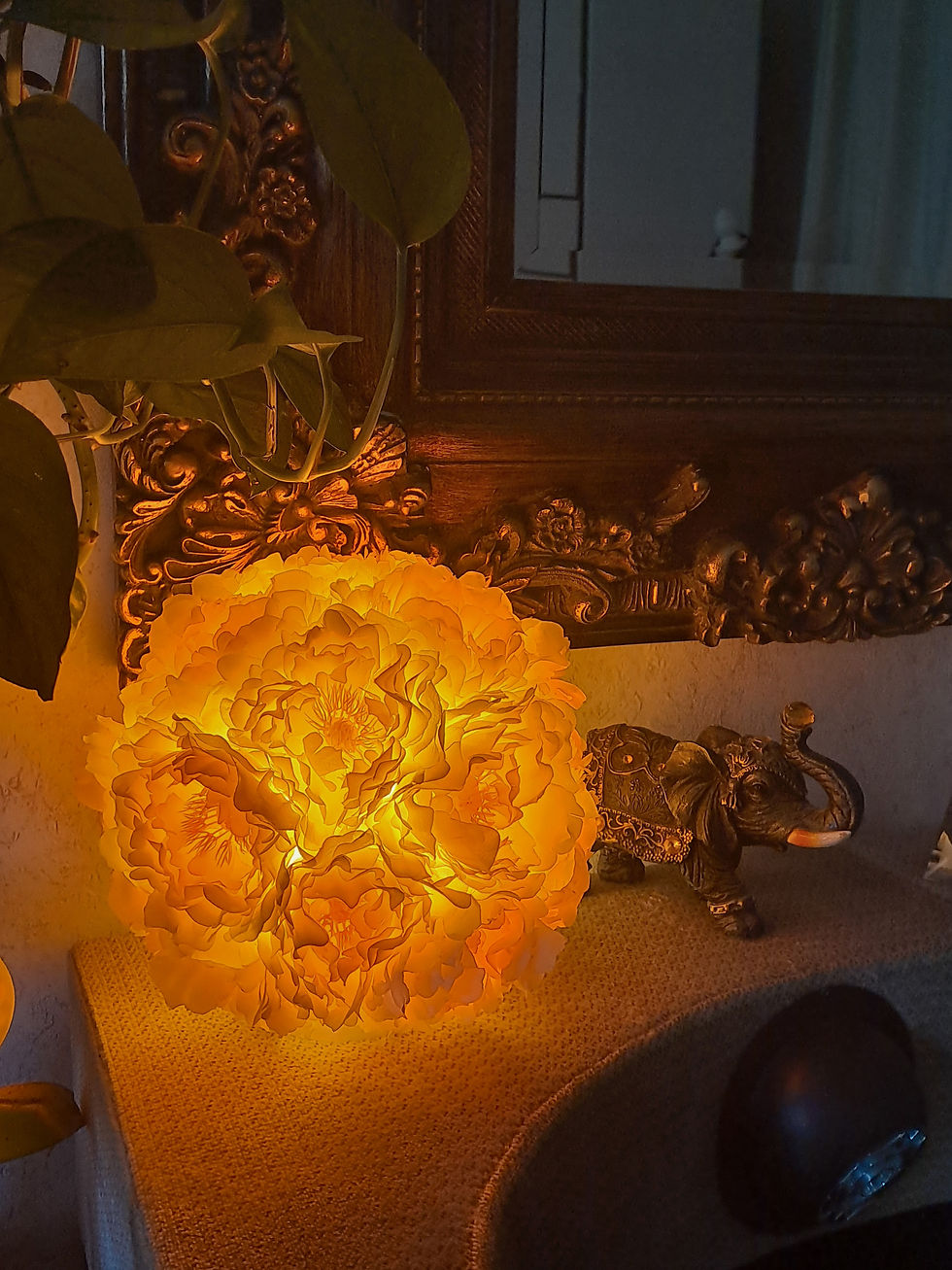 Miniatyrbild: Pion blomlampa med mjukt ljus i sovrumsmiljö