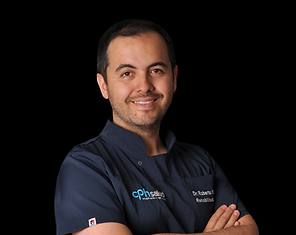 Dr. Roberto Santana Leiva de CPH salud, con los brazos cruzados y sonriendo, con su traje de dentista.